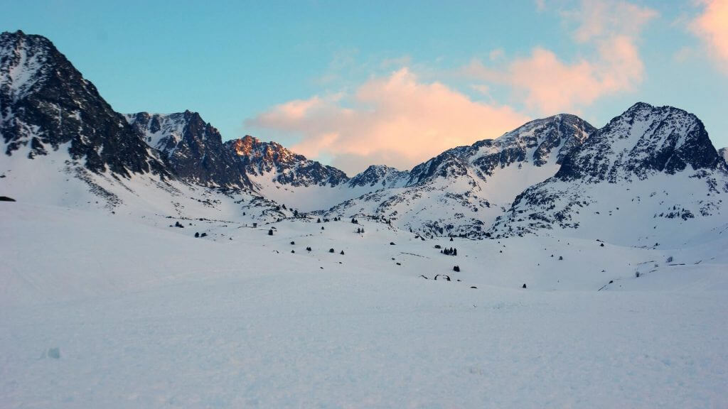 Snow activities in Andorra. Image: Steven Roussel, Unsplash. 