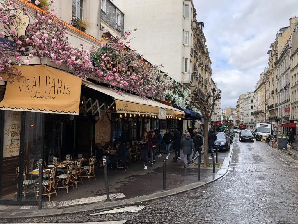 Bistro in Paris. Image: Marlos Hilckman, Unsplash. 
